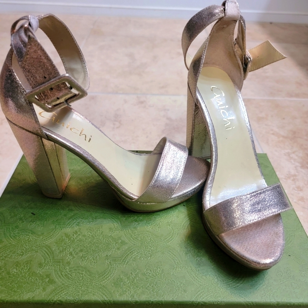 Guichi Metalic Gold Ankle Strap Sandal. - Picture 2 of 9